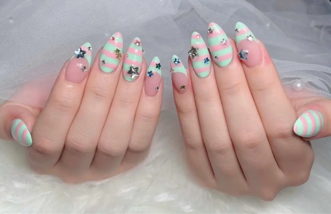 ネイル アートネイル ボルドー フレンチネイル ジェルネイル 氷ネイル・うるうるネイル ハンドネイル Julie NailSalonのネイルデザイン