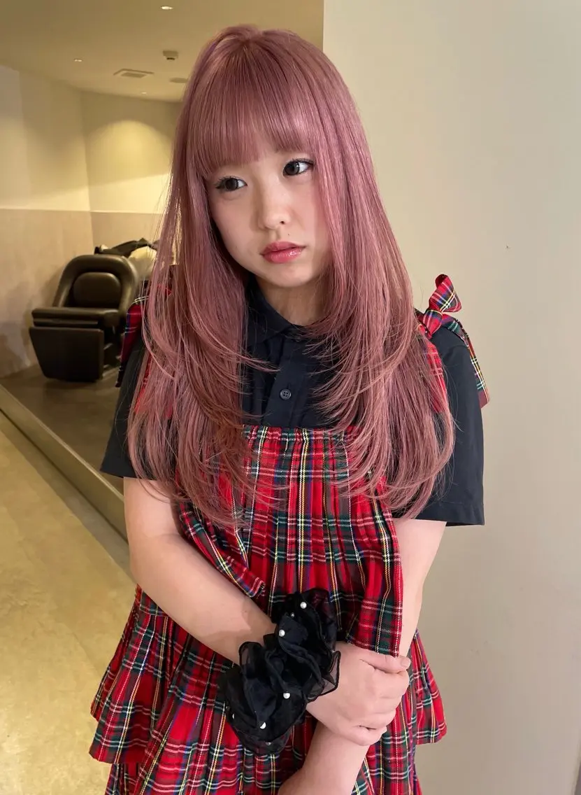 ロング カラー ロングレイヤー ベージュカラー ブリーチ ケアブリーチ ハイトーンカラー カット ヘアカラー トリートメント MIU/ルーツカラー 顔まわりレイヤーのヘアスタイル