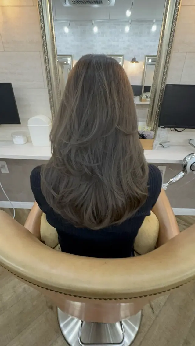 ミディアム カラー アッシュ アッシュグレー 外国人風カラー レイヤーカット カット ヘアカラー レイヤーカット// メイのヘアスタイル