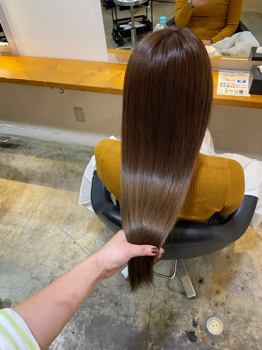 ロング カラー ダブルカラー グレージュ ヘアカラー トリートメント MIOベージュカラー 柔らかいカラーのヘアスタイル
