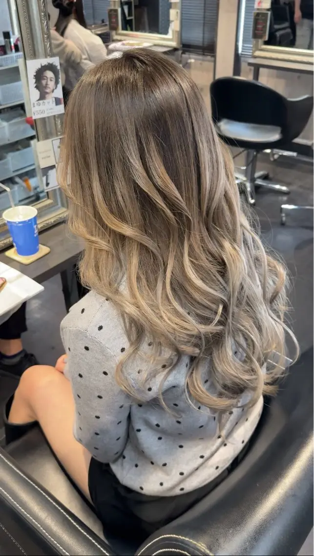 ロング カラー バレイヤージュ グレージュ レイヤーカット ヘアカラー トリートメント デザインカラー⭐️ Yamauchiのヘアスタイル