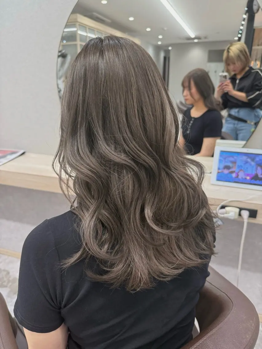 ロング カラー ベージュカラー ブリーチ オリーブベージュ ヘアカラー ブリーチ/ハイトーン /艶カラー/みなのヘアスタイル