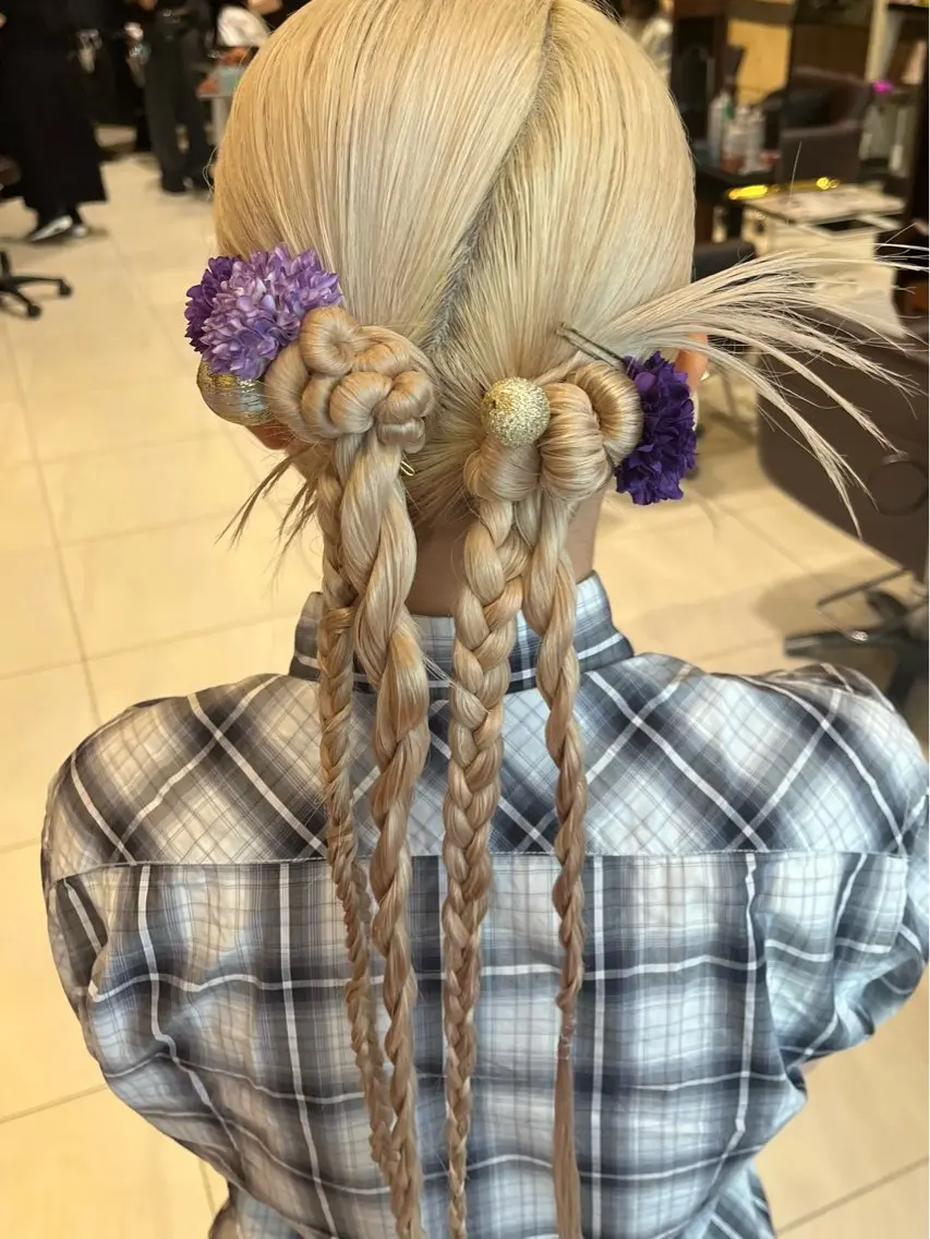 ヘアアレンジ 成人式 卒業式のヘアスタイル ルナ｜縮毛矯正 ×デザインカラー🥝のマツエク・マツパデザイン