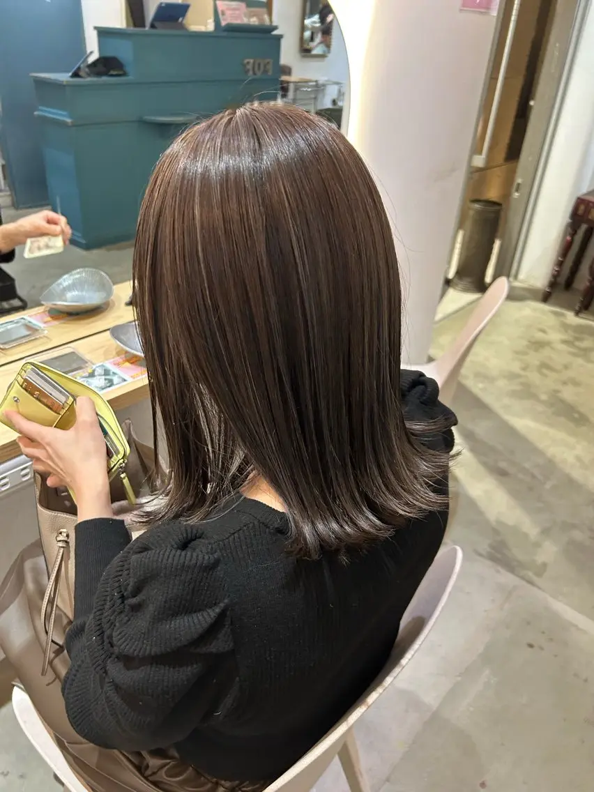 ミディアム ハイライト なつめ🐶ショート ベージュカラーのヘアスタイル