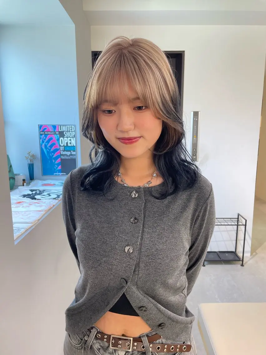 ミディアム カラー ベージュカラー ブリーチ ケアブリーチ デザインカラー ダブルカラー カット ヘアカラー トリートメント MIU/ルーツカラー 顔まわりレイヤーのヘアスタイル