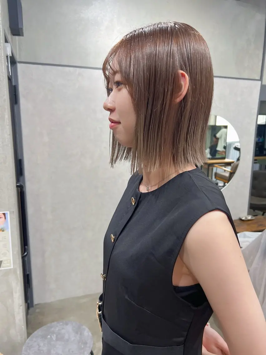 ショート カラー 切りっぱなしボブ ベージュカラー ブリーチ ケアブリーチ ハイトーンカラー カット ヘアカラー トリートメント YUI ハイトーンカラーのヘアスタイル