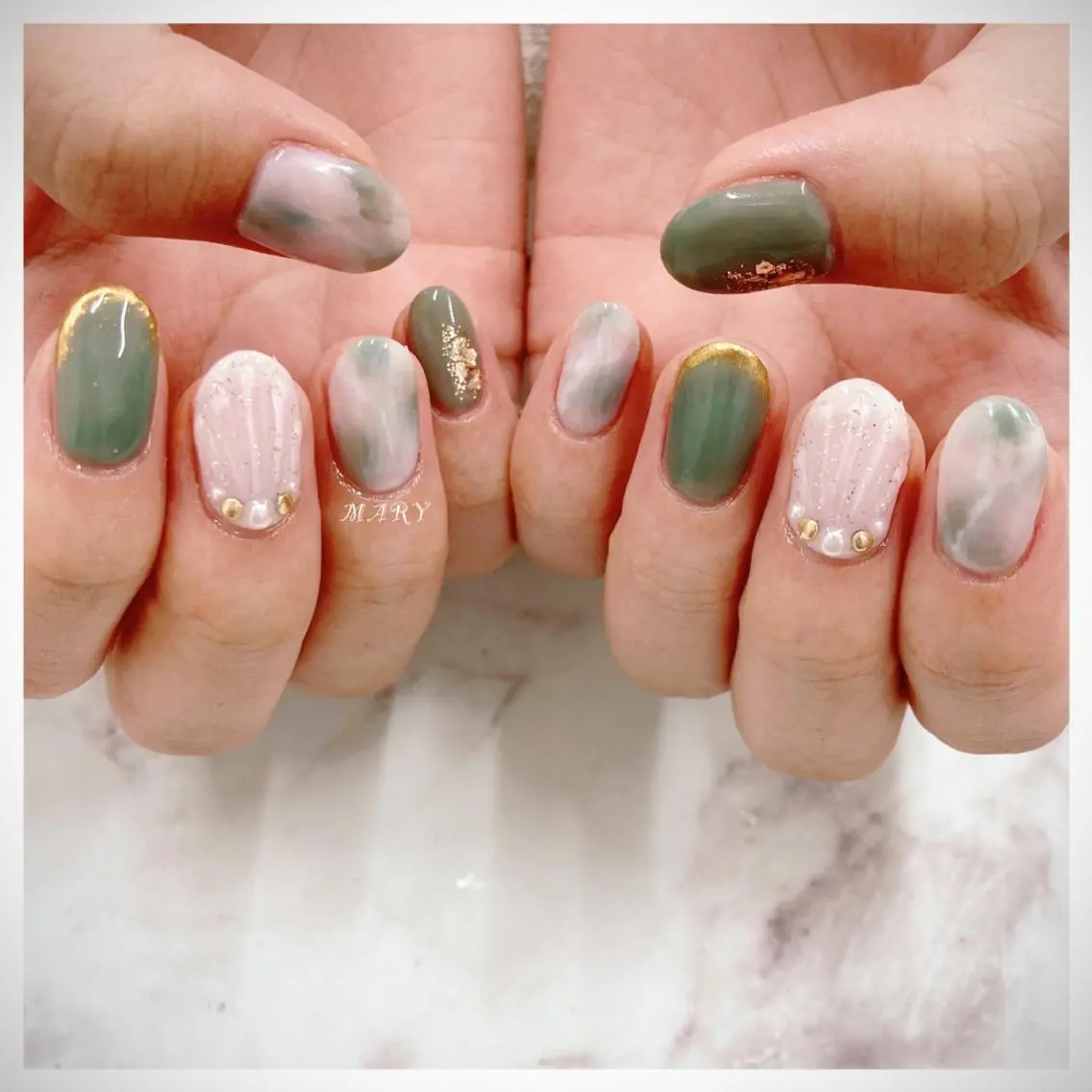 ネイル グリーン ニュアンスネイル ワンカラーネイル ホワイト ハンドネイル Mary nail .narumiのネイルデザイン