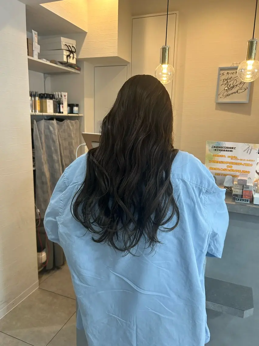 ロング カラー アッシュ 山岡 茉琳のヘアスタイル