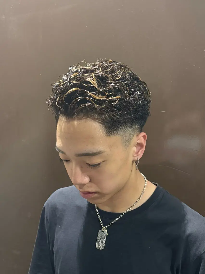 カラー パーマ メンズ メンズハイライト メンズパーマ ハイライトカラー カット ヘアカラー パーマ 柏メンズカットパーマ NO.1タイチのヘアスタイル