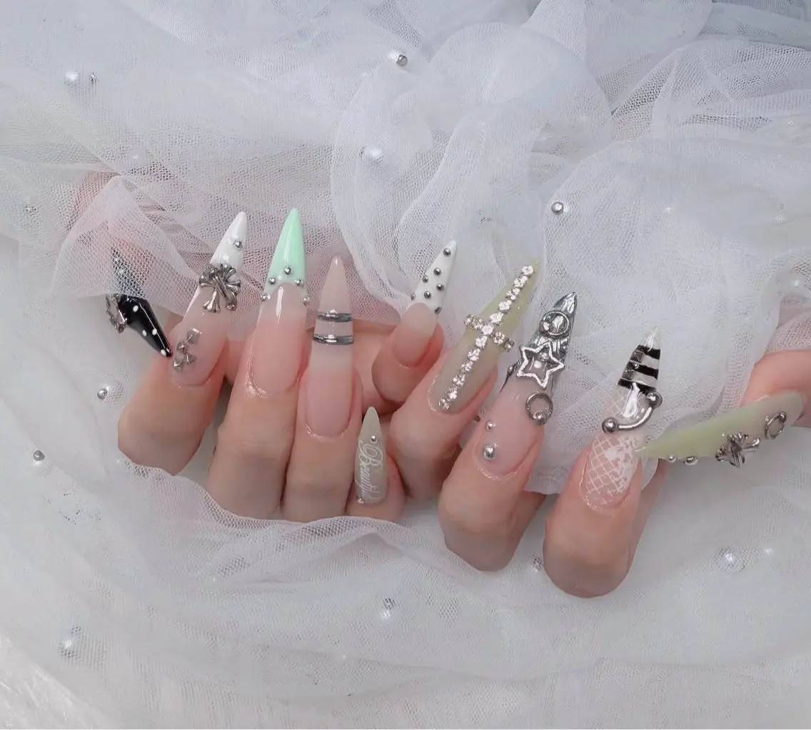 ネイル アートネイル ボルドー フレンチネイル ジェルネイル 氷ネイル・うるうるネイル ハンドネイル Julie NailSalonのネイルデザイン
