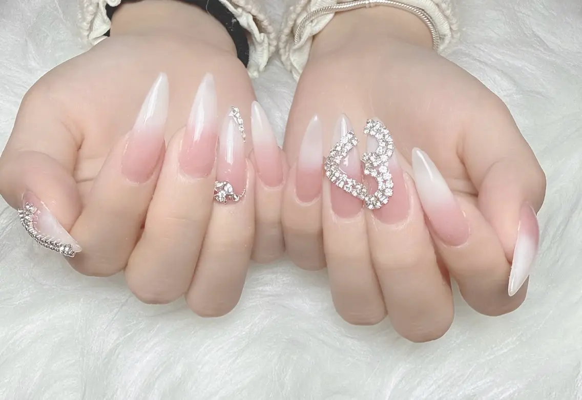 ネイル オーロラネイル クリアネイル フレンチネイル ジェルネイル ガーリー ハンドネイル Sakura Nail Salonのネイルデザイン