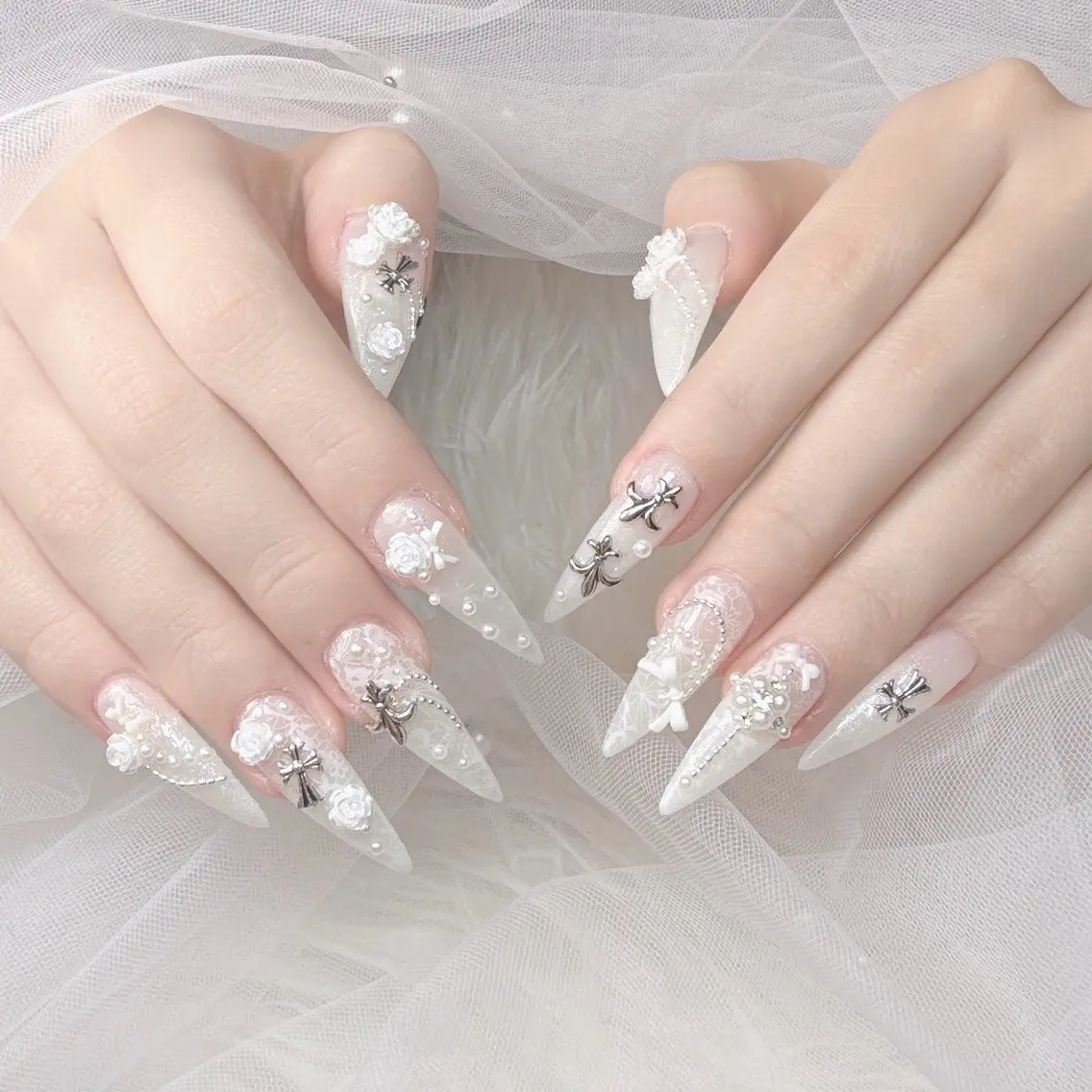 ネイル アートネイル オーロラネイル ボルドー チークネイル フレンチネイル ハンドネイル Sakura Nail Salonのネイルデザイン