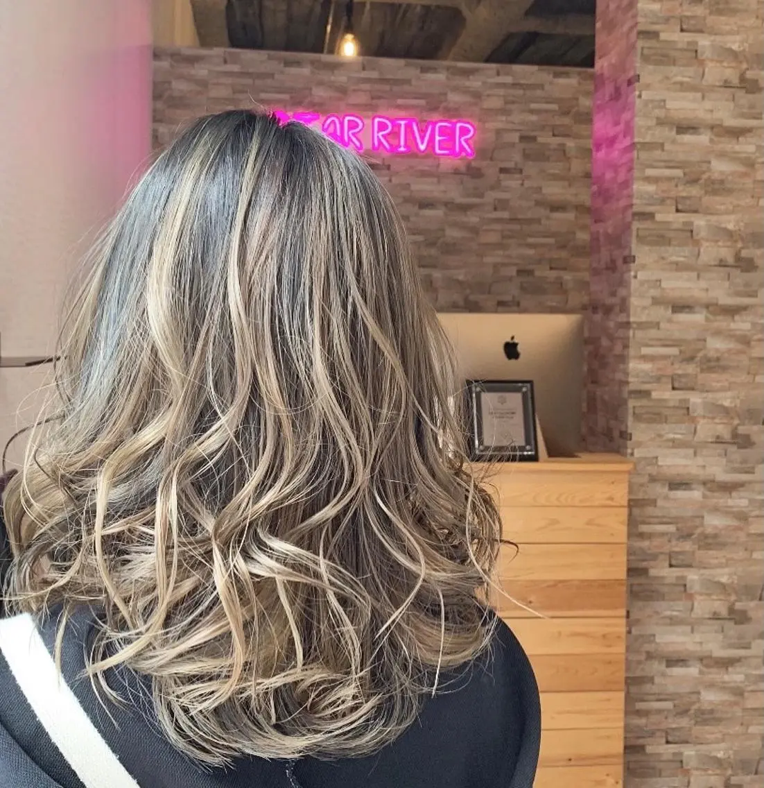 セミロング カラー バレイヤージュ ハイライトカラー ハイライト レイヤーカット 吉田 聡一のヘアスタイル