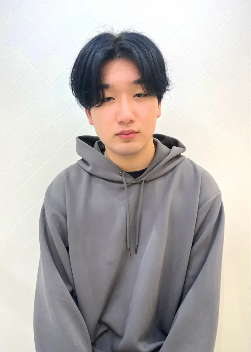 ショート カラー メンズ センターパート マッシュ メンズショート 黒髪 ブルーカラー カット 縮毛矯正／ 似合わせ／古津遼平のヘアスタイル