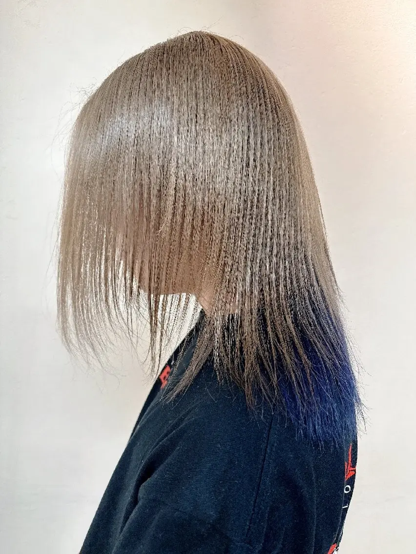 カラー セミロング 新木 バレリアのヘアスタイル