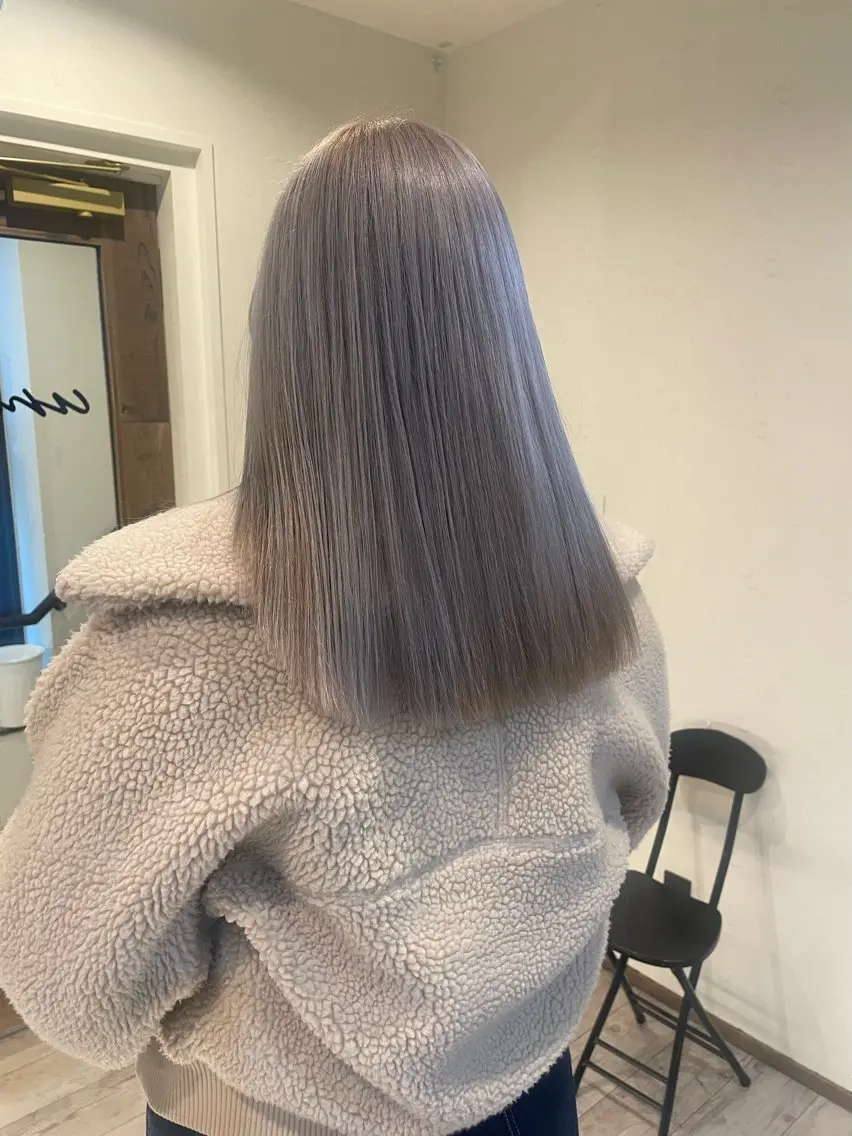 セミロング カラー ブリーチ シルバー カット ヘアカラー トリートメント 渋谷 留菜のヘアスタイル