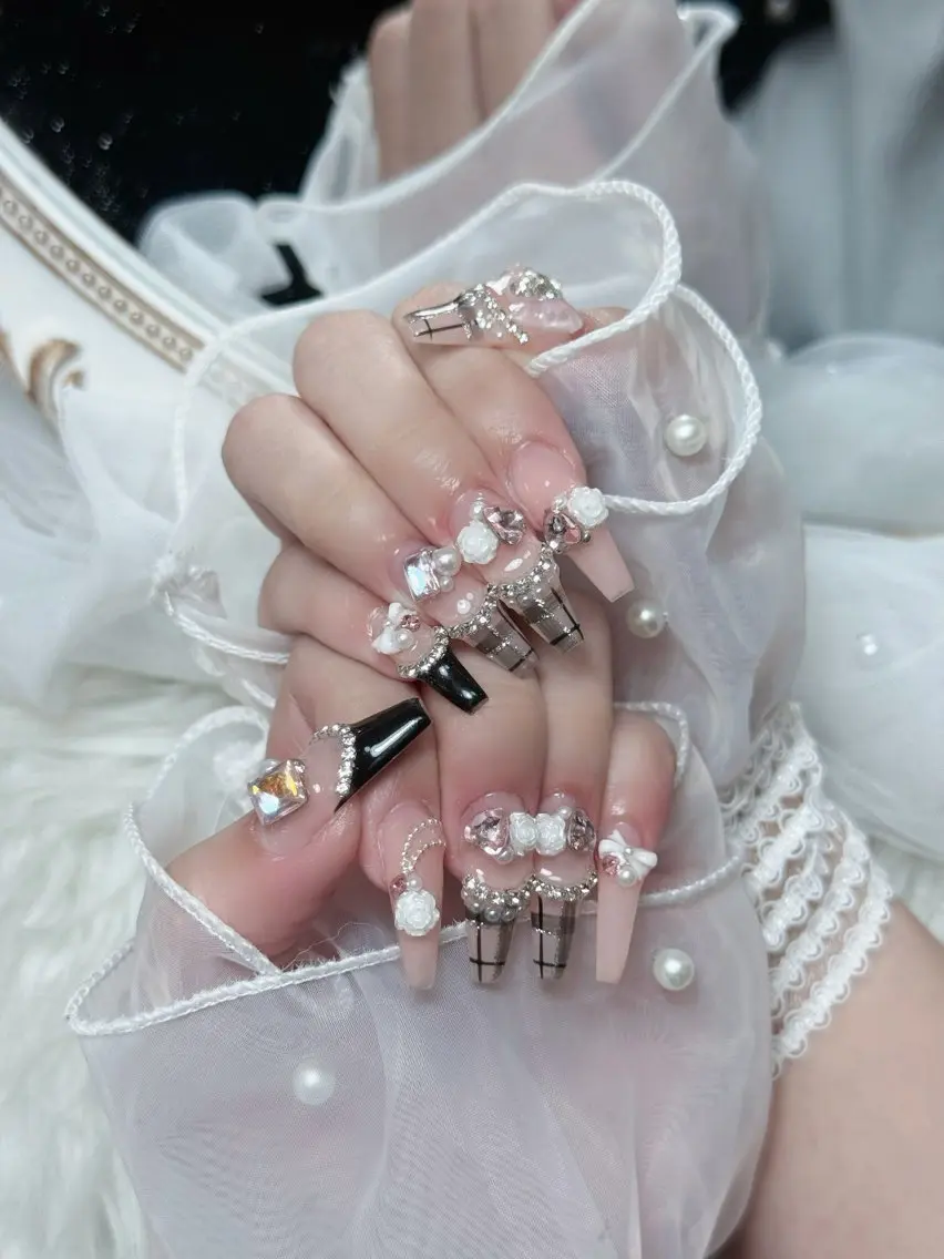 ネイル チークネイル ドット フレンチネイル グラデーション ハート ハンドネイル Julli NailStudioのネイルデザイン