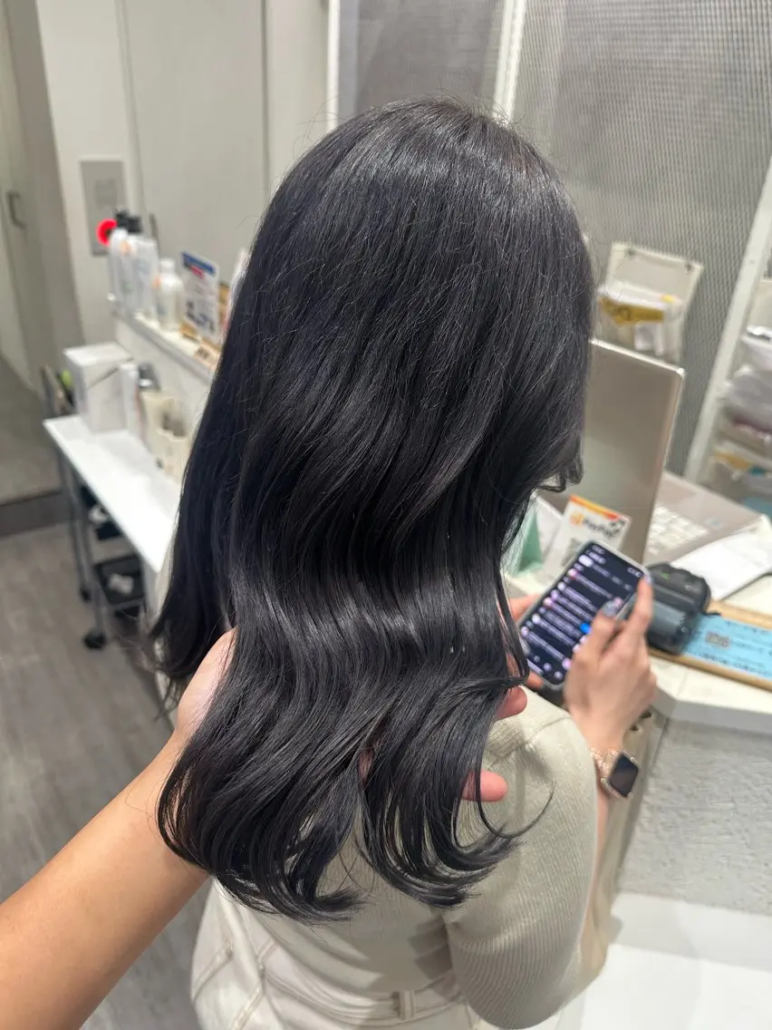 セミロング カラー 黒髪 ブルーカラー ブルーブラック cocotte🫧 絹村 琴美のヘアスタイル