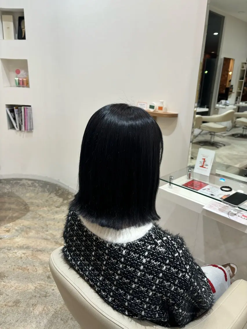 ミディアム カラー 切りっぱなしボブ 黒髪 ブルーカラー ブルーブラック ボブ 佐藤 優里のヘアスタイル