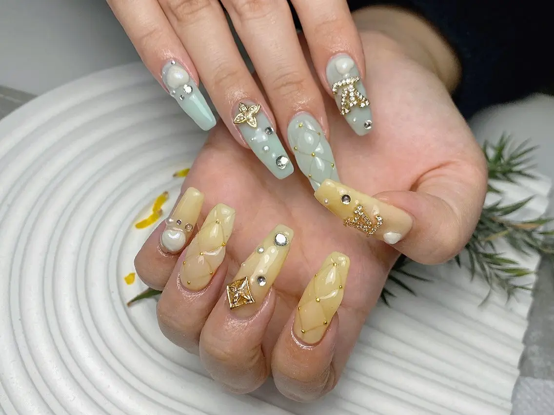 ネイル チークネイル フレンチネイル ジェルネイル ガーリー キラキラネイル ハンドネイル UM Nail Salonのネイルデザイン