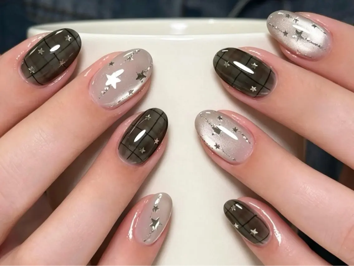 ネイル キラキラネイル マグネットネイル シルバー シンプルネイル ハンドネイル UNI nail salonのネイルデザイン