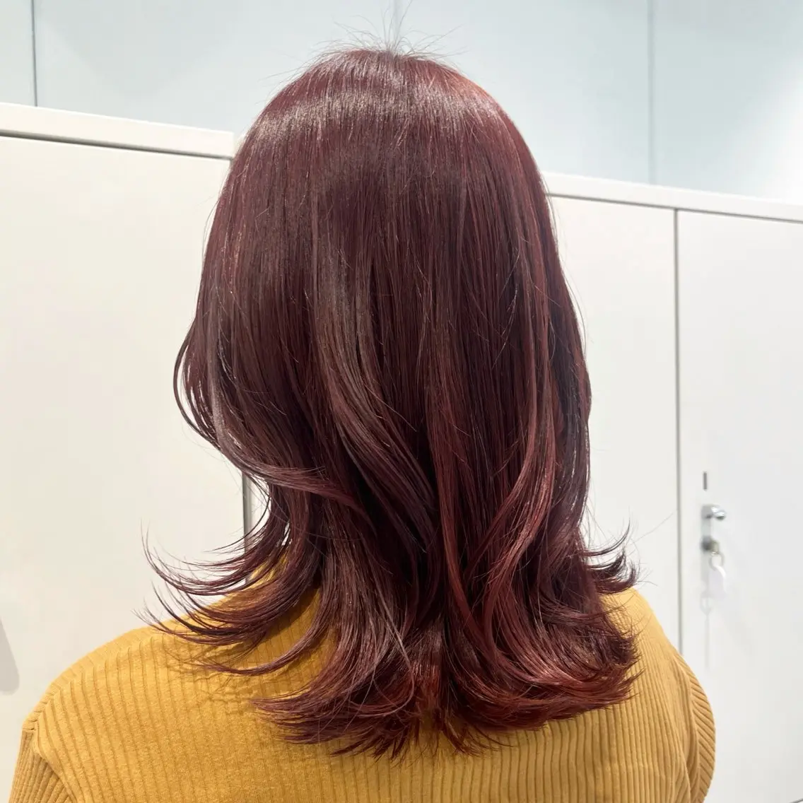 ミディアム カラー ボルドーカラー ダブルカラー ヘアカラー 顔周りカット／透明感 カラー／Kurumeのヘアスタイル