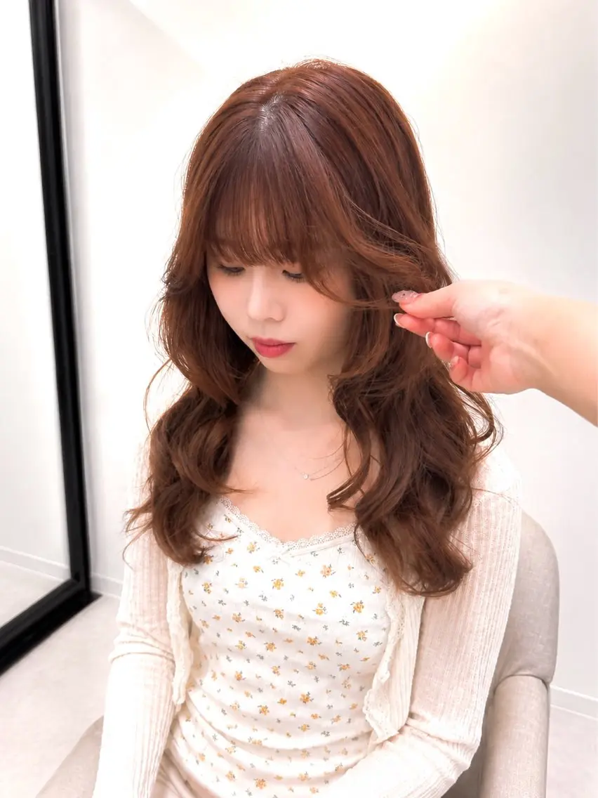 カラー ブラウンカラー オレンジ オレンジブラウン ミディアムレイヤー/ 艶カラーNorikaのヘアスタイル