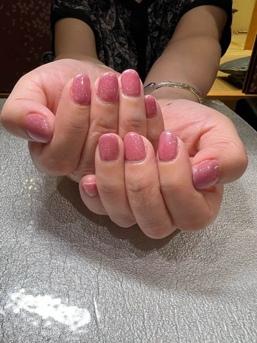 ネイル キラキラネイル ラメ(グリッター) ピンク イエティ .のネイルデザイン