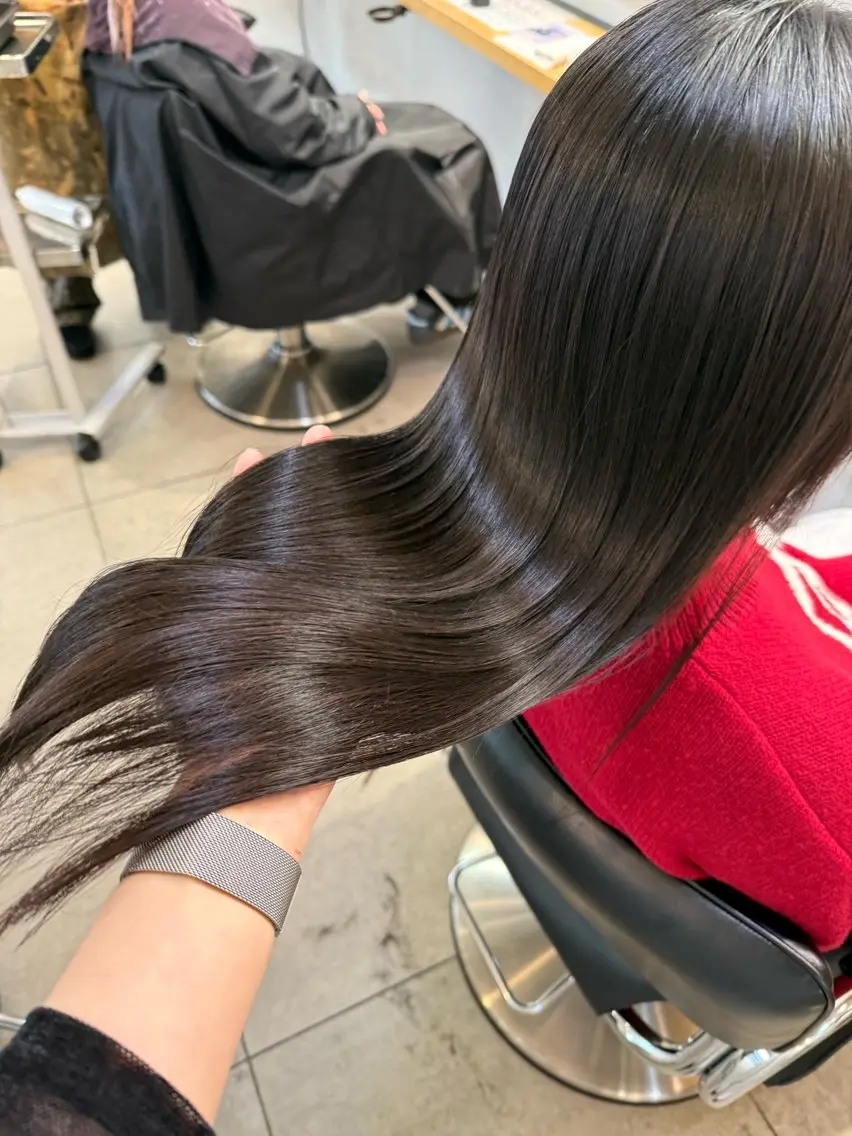 ロング カット 縮毛矯正 ミルクティー× グレージュMOMOのヘアスタイル