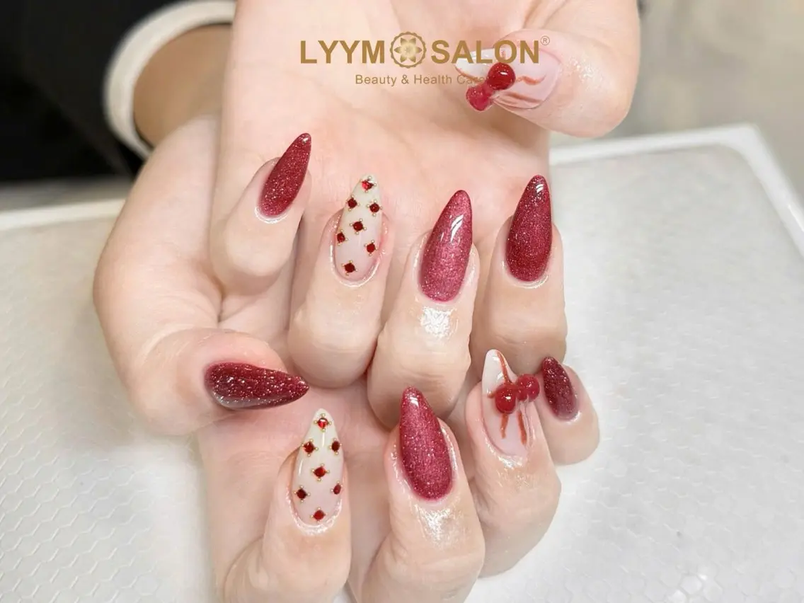 ネイル キラキラネイル ラメ(グリッター) 赤色 ハンドネイル LYYM Salonのネイルデザイン
