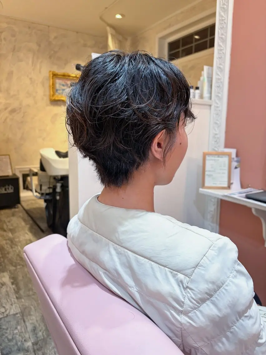 ショート くせ毛 小林 真誉のヘアスタイル