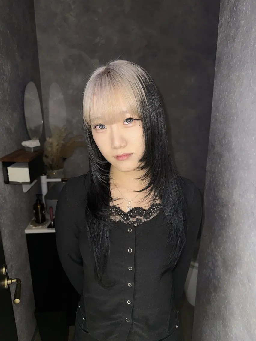セミロング ヘアカラー ☪️ハイトーン coco🍀︎✨のヘアスタイル