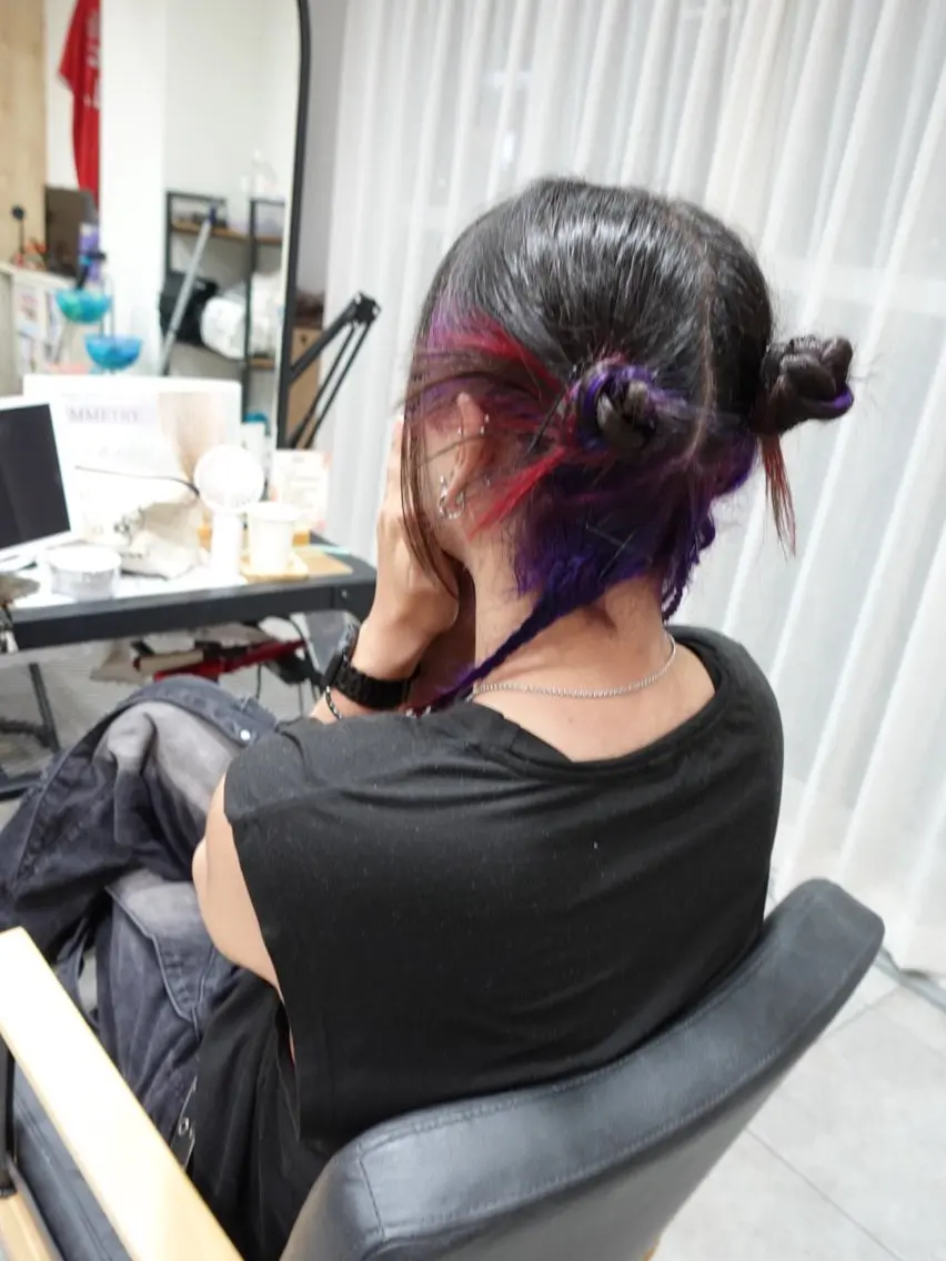 セミロング カラー メンズ メンズインナーカラー インナーカラー 山岡 茉琳のヘアスタイル