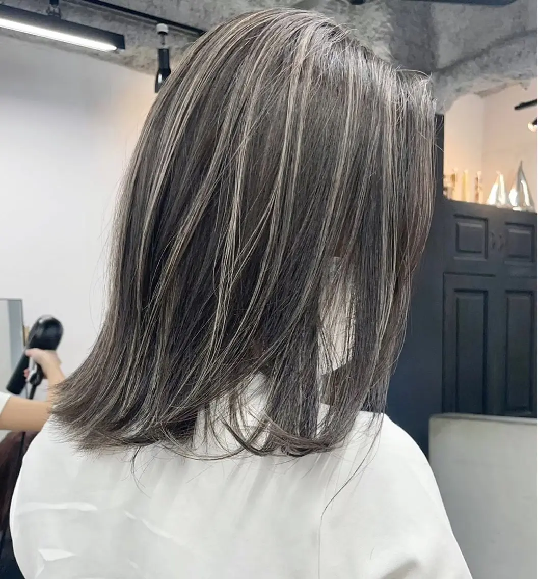 ミディアム カラー ハイライトカラー ハイライト トリートメント RYOSUKE ハイトーンのヘアスタイル