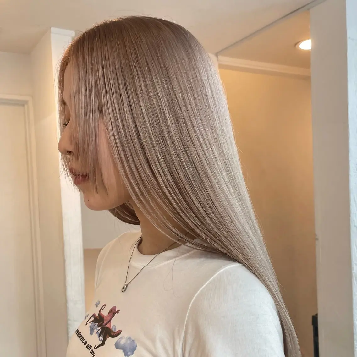 ロング カラー ベージュカラー ミルクティーベージュ ホワイトベージュ ヘアカラー トリートメント ヘアセット ハイトーン×レイヤー /遠藤将太のヘアスタイル