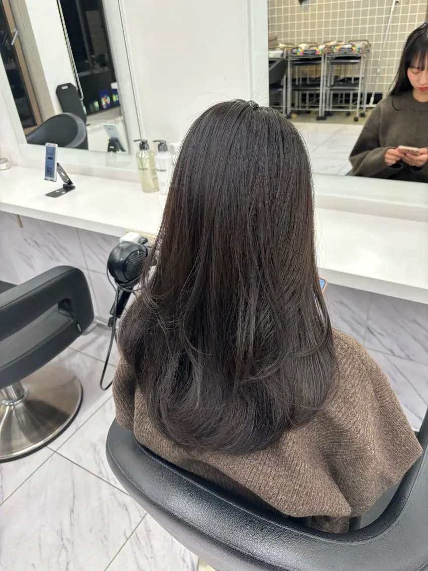 セミロング カラー 抜け感レイヤー︴ ニュアンスカラーのヘアスタイル