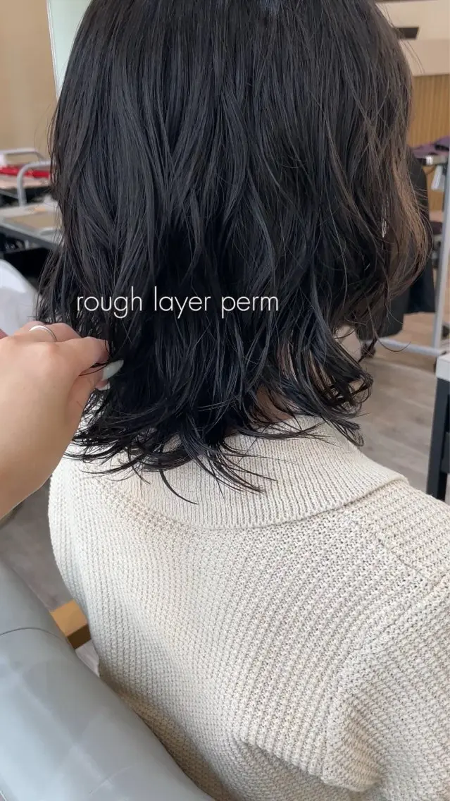 ミディアム パーマ ミディアムパーマ レイヤーカット カット パーマ 抜け感ボブ×パーマ ｜kazaneのヘアスタイル