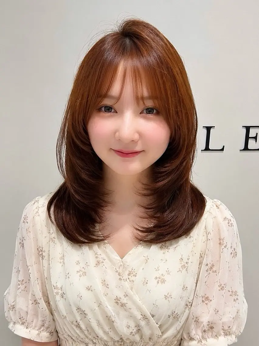 セミロング カラー ブラウンカラー 透明感カラー オレンジ オレンジブラウン 顔まわりレイヤー カット ヘアカラー トリートメント レイヤー｜ハッシュ｜ ヘアセット｜山田寛菜のヘアスタイル