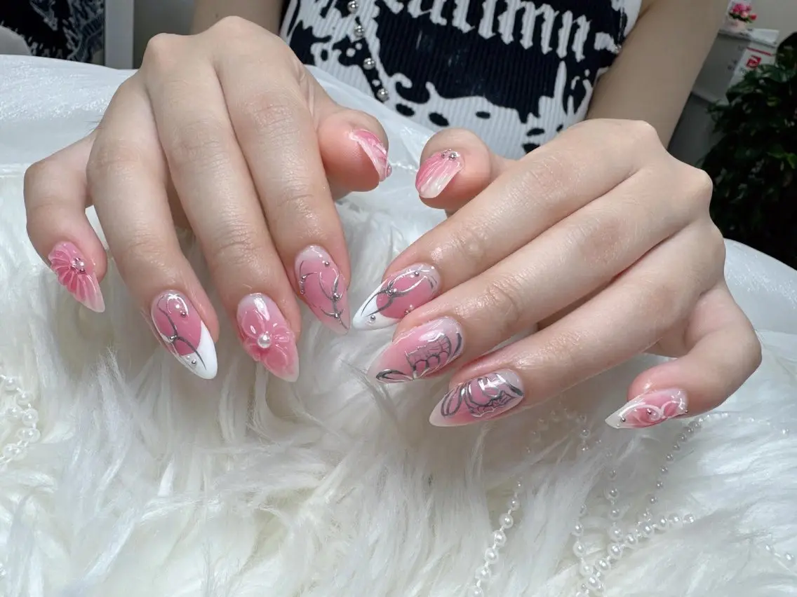 ネイル ブルー 長さ出し グラデーション キラキラネイル 韓国ネイル ハンドネイル Hana Rose Nailのネイルデザイン
