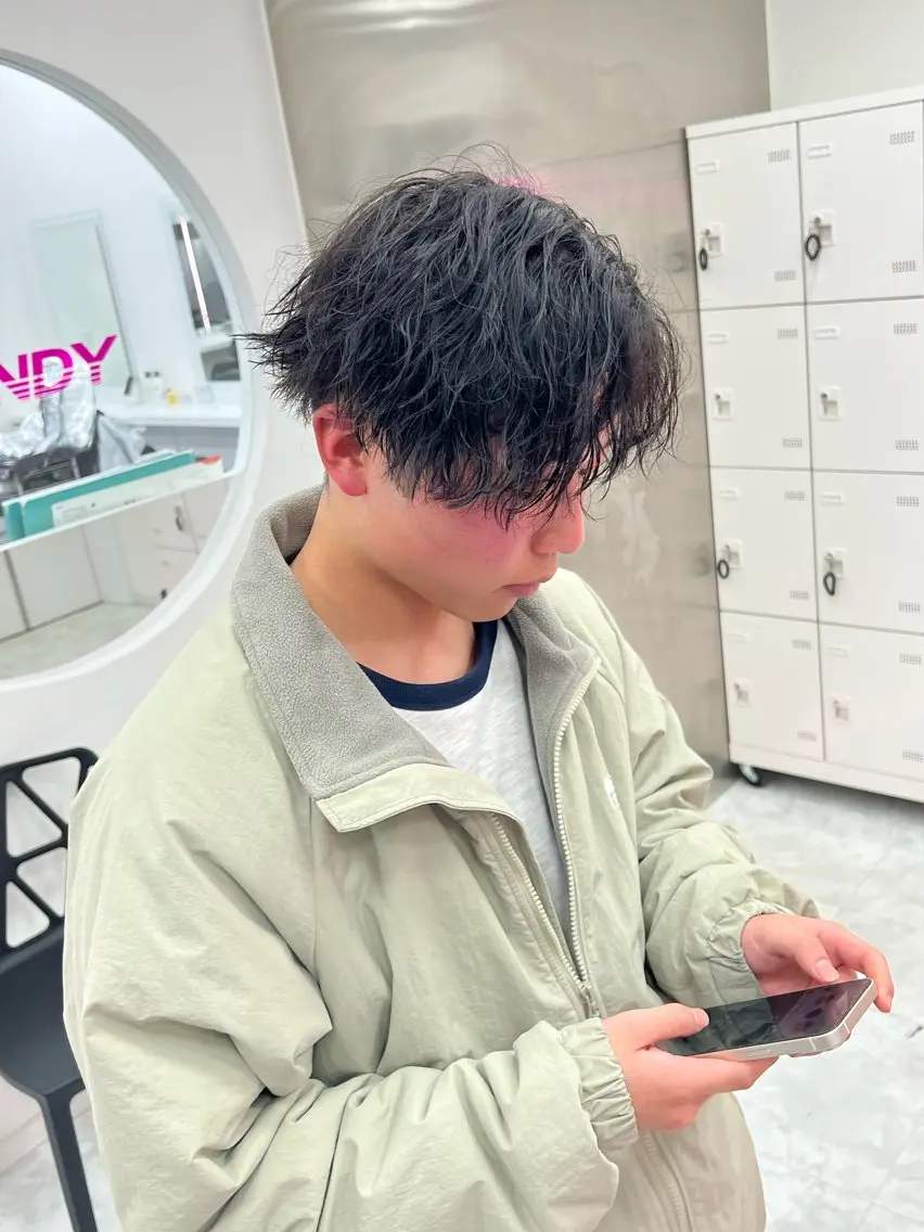 ミディアム パーマ メンズ ミディアムパーマ センターパート メンズ韓国風 韓国マッシュ マッシュウルフ メンズパーマ特化 TAIGAのヘアスタイル