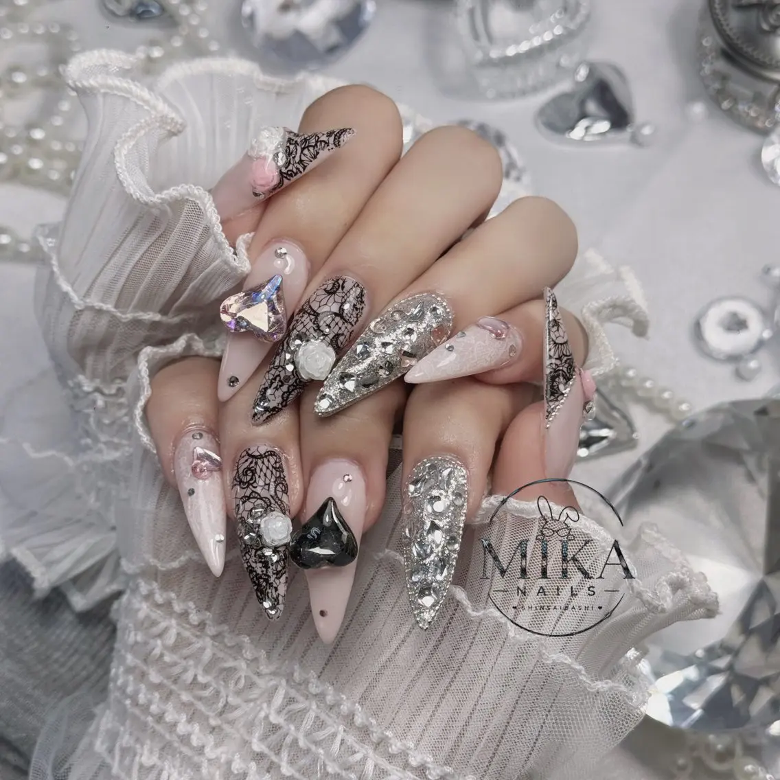 ネイル ガーリー キラキラネイル 韓国ネイル ロングネイル シンプルネイル ハンドネイル Genie Mika Nailsのネイルデザイン