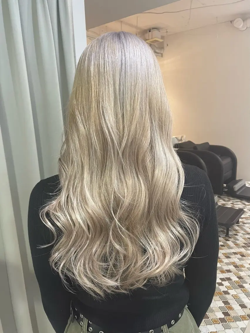 ロング カラー ブリーチ ブロンド ホワイトブロンド ヘアカラー トリートメント 平澤 萌香のその他イメージ