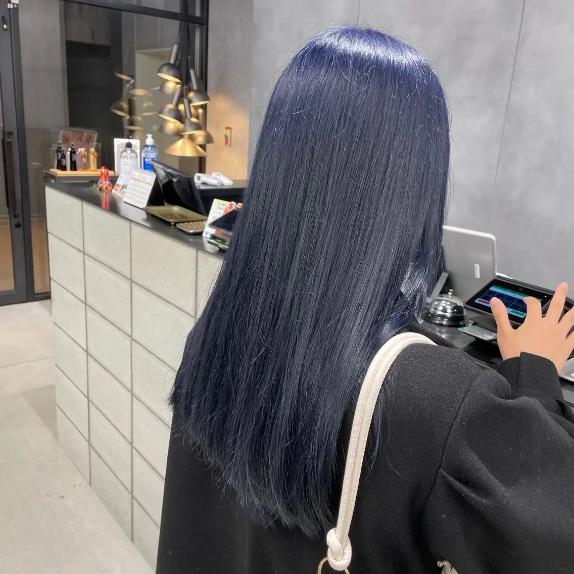 ロング カラー 黒髪 ブルーカラー ブルーブラック ヘアカラー トリートメント LUXBE LUCE 愁のヘアスタイル