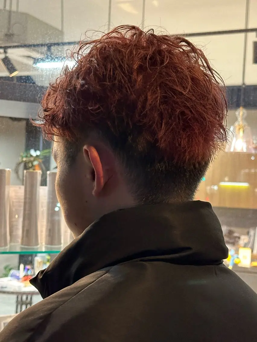 カラー メンズ メンズブリーチ 刈り上げ ブリーチ ブリーチなしカラー レッドカラー arika オケシ　リョウダイのヘアスタイル