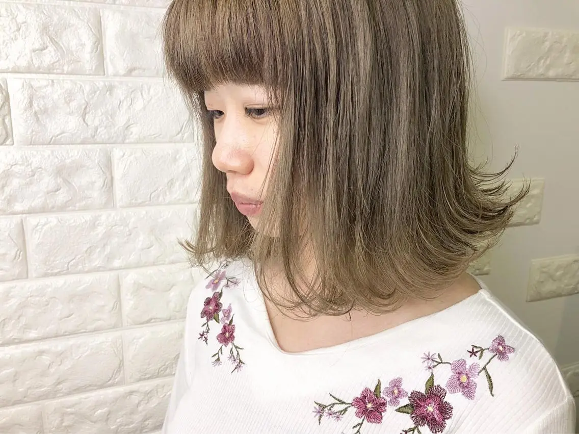 ミディアム カラー 切りっぱなしボブ グレージュ ボブ 横浜ブリーチムラ直し ハイトーン/ブリーチのヘアスタイル