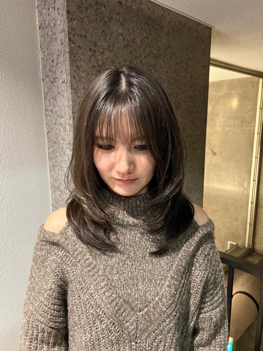 ミディアム カラー グレージュ レイヤーカット 塚本 希来のヘアスタイル
