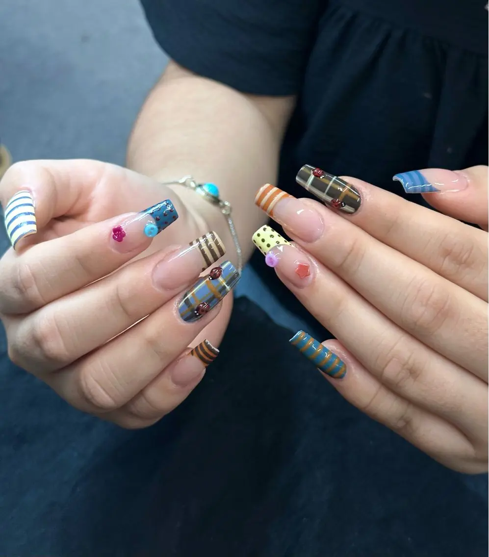 ネイル アートネイル ボーダー ドット ジェルネイル 韓国ネイル Iconic Nailのネイルデザイン