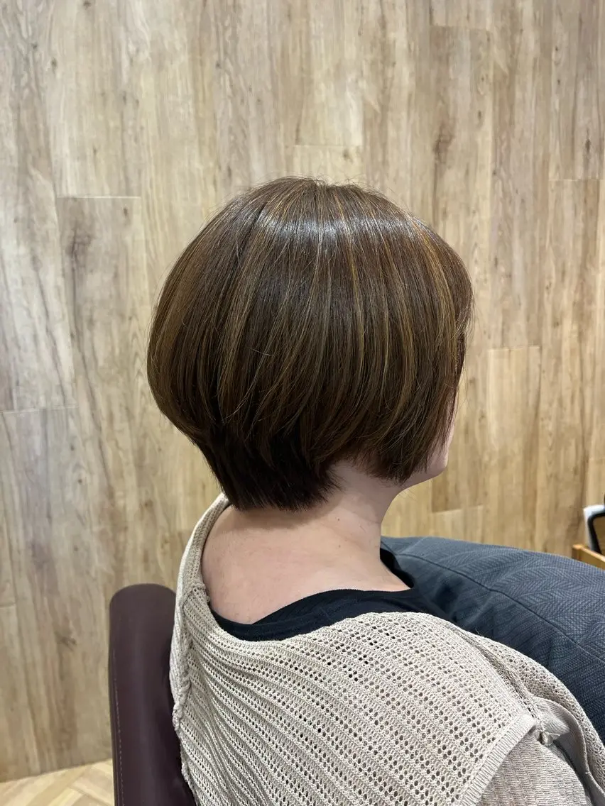 ショート カラー ベージュカラー ハイライトカラー ハイライト ショートヘア とぐち しおりのヘアスタイル