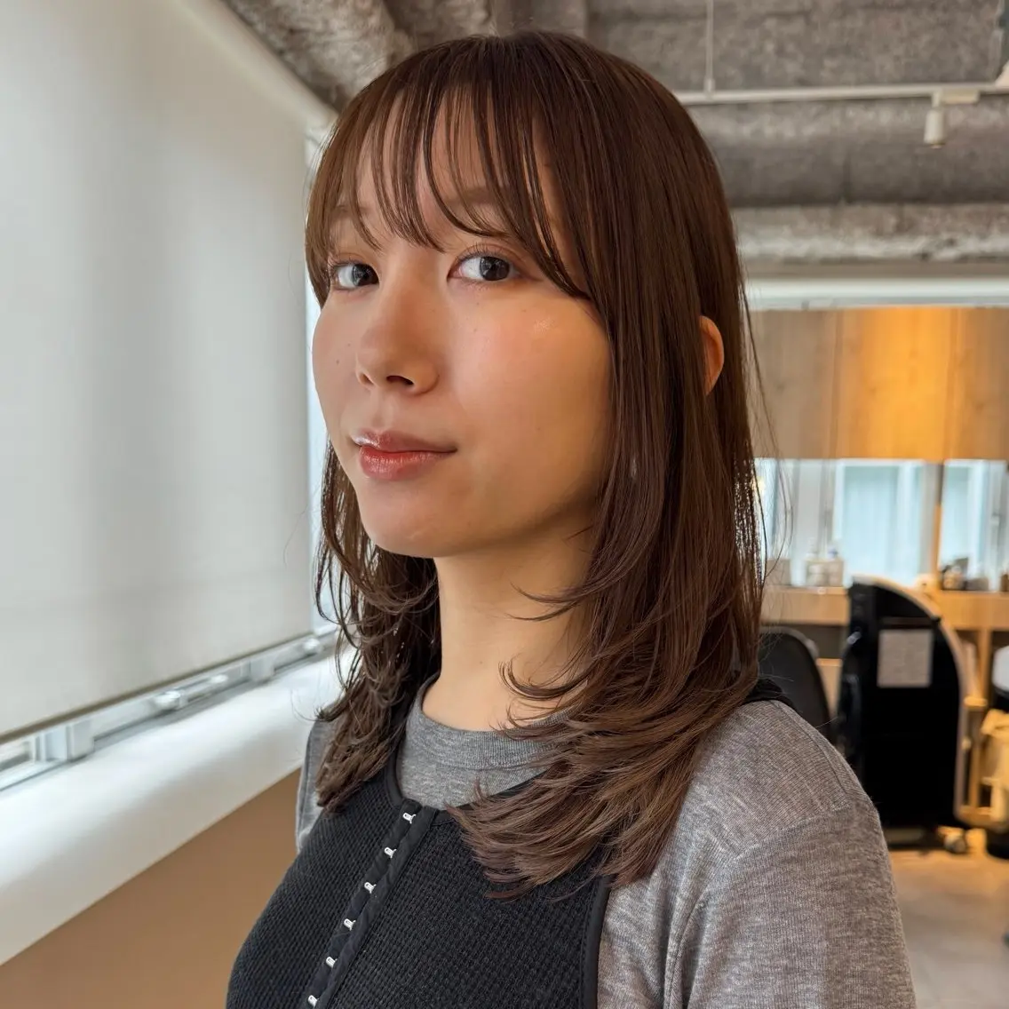 ミディアム ハッシュカット レイヤーカット カット まほ/レイヤーカット 🍒🤍透明感カラーのヘアスタイル