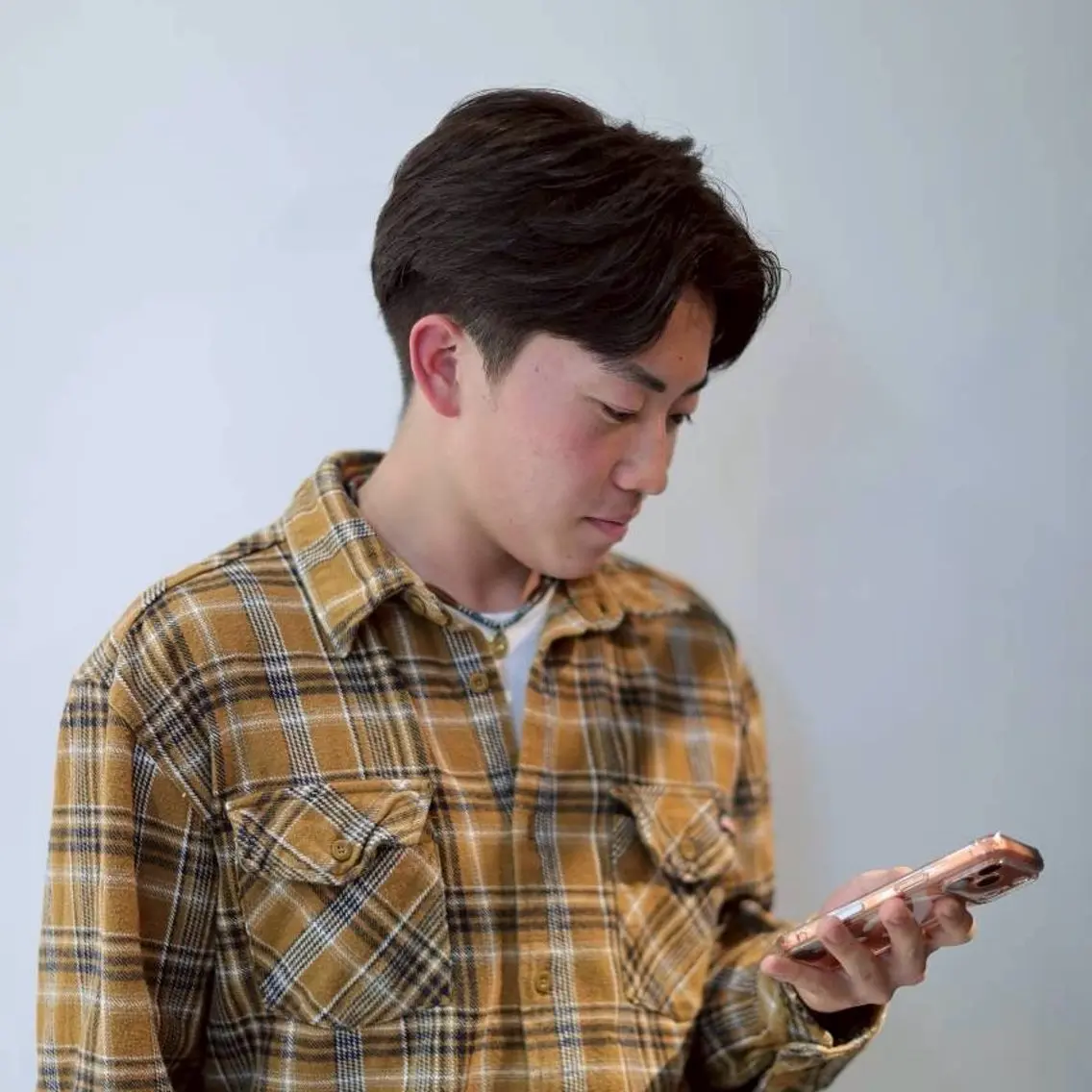 ミディアム メンズ センターパート 刈り上げ レイヤーカット カット ヘッドスパ メンズカット✂️/ パーマ🪢/金敷幸作のヘアスタイル